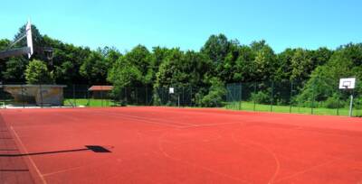 Basketballplatz mit rotem Boden und Basketball Körbe